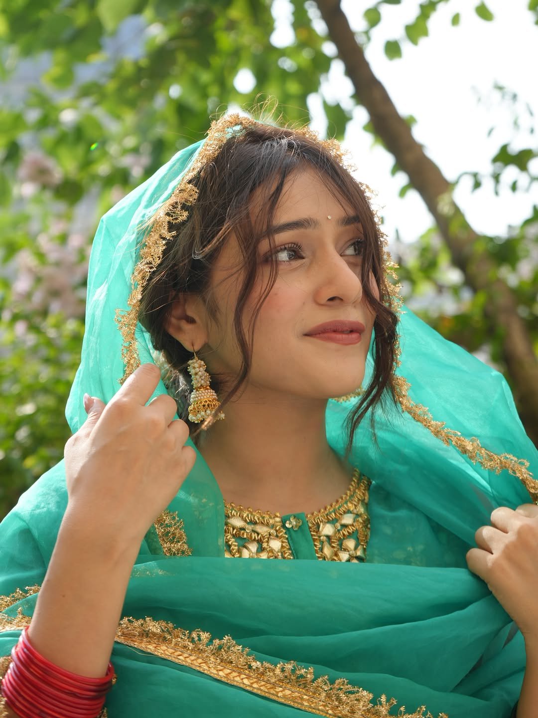 Rj Mahvash Close-up of Mahvash wearing a green dupatta and jewelry